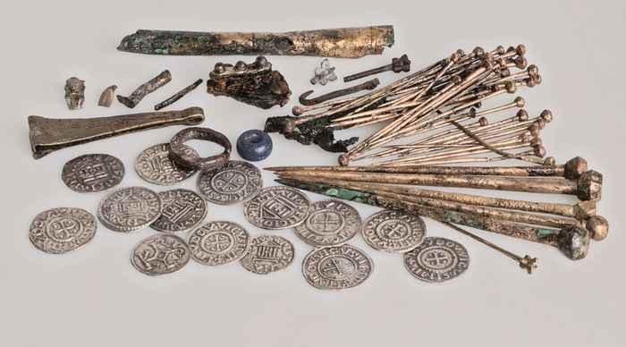 Inhoud van de ‘schatbuidel’, met de handelsvoorraad van een (haar)speldenmaker, A. Dekker