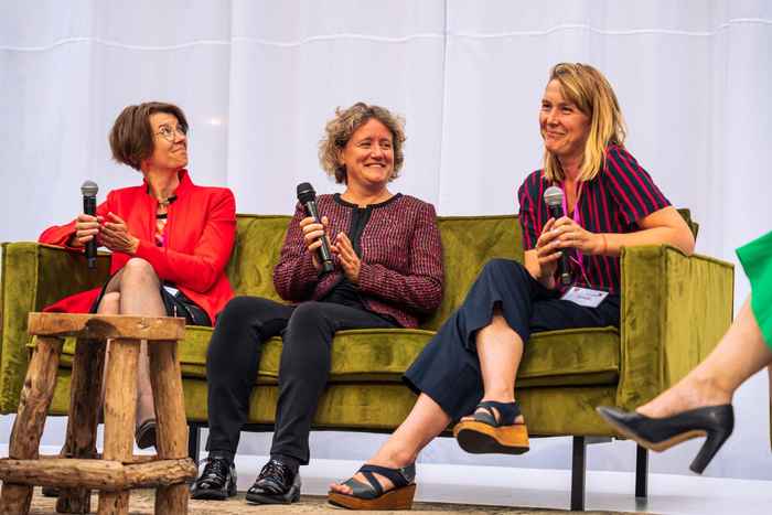 Drie dames op een bank