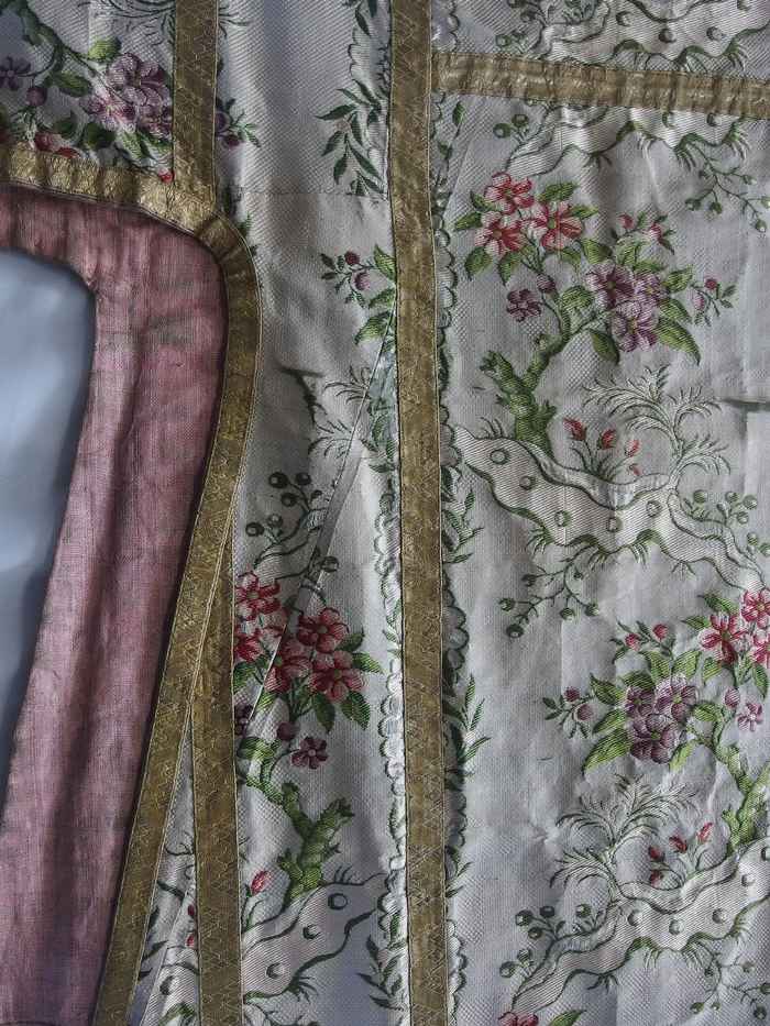 Detail van een gewaad dat gemaakt is van hergebruikte stof