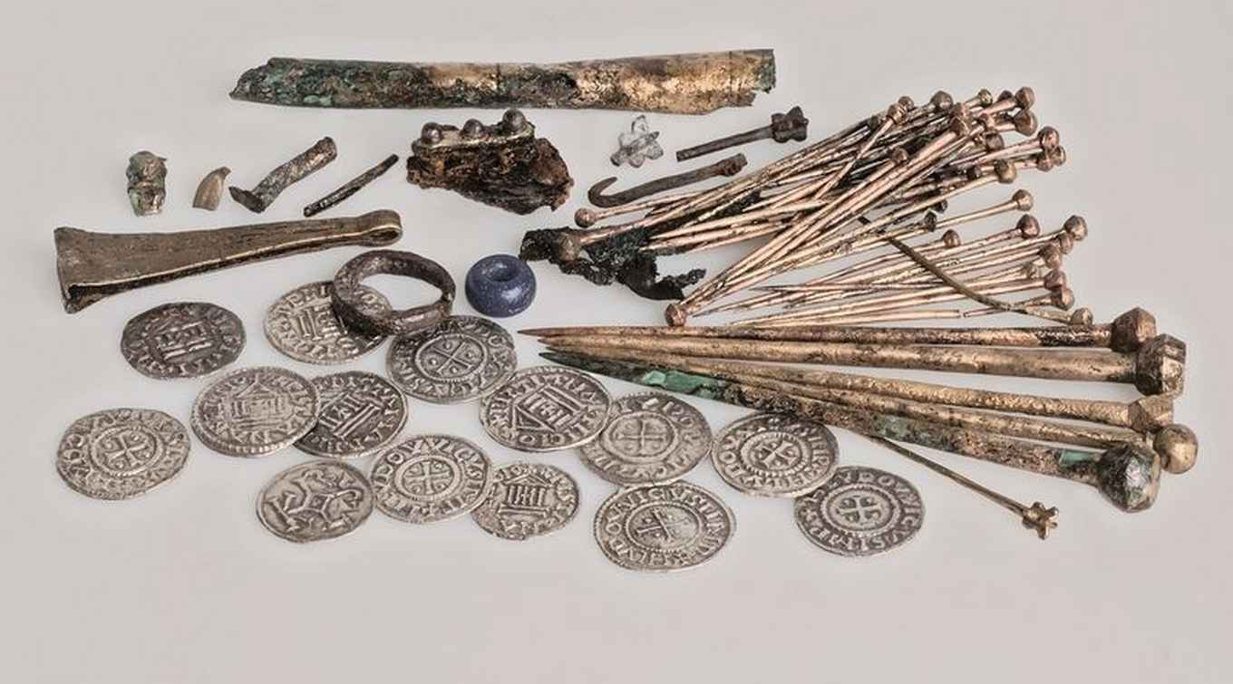 Inhoud van de ‘schatbuidel’, met de handelsvoorraad van een (haar)speldenmaker