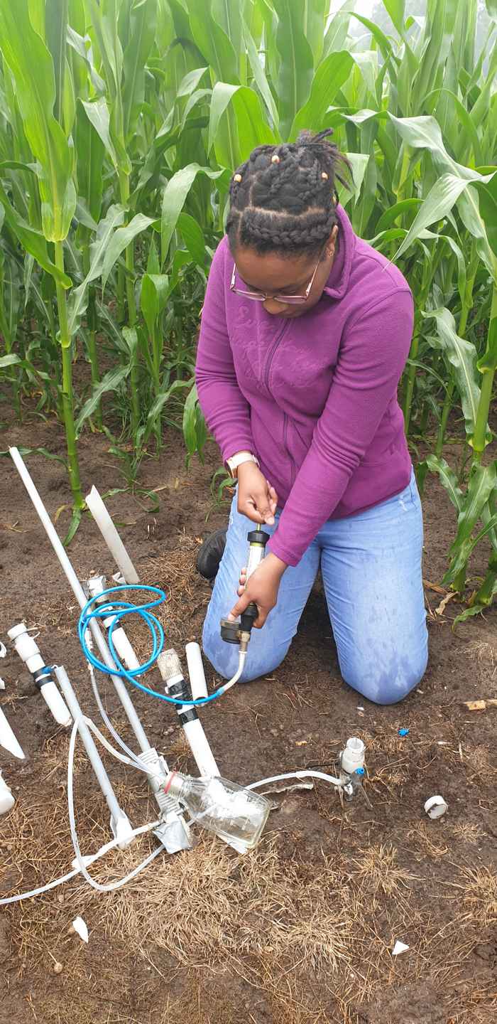 Dominique Narain-Ford bemonstert landbouwveld in Haaksbergen