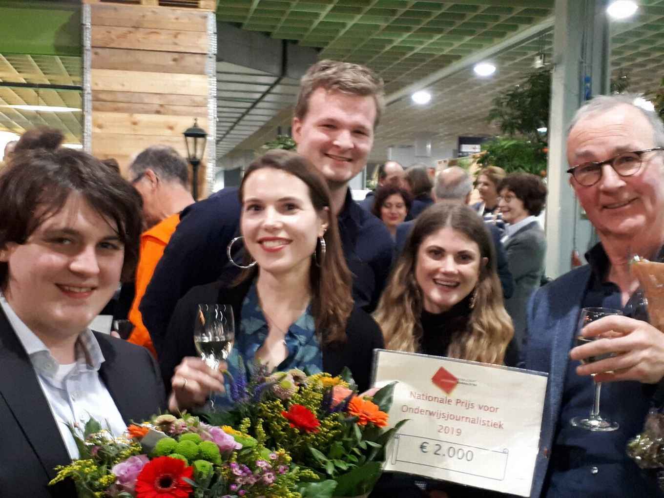 De redactie van Argos met de prijs (foto: @Argoradio1/Twitter)