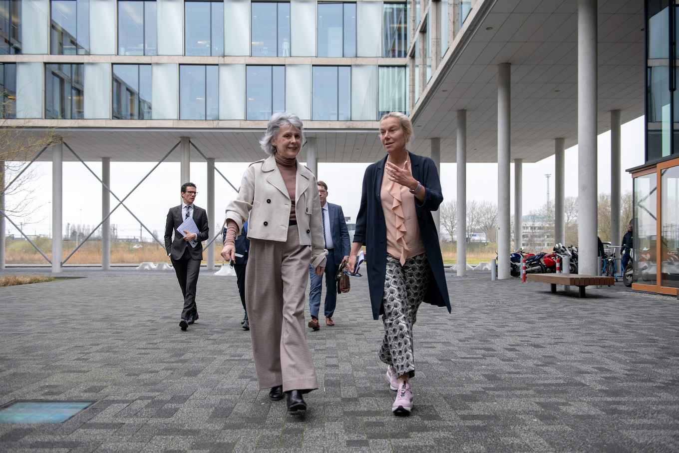 Werkbezoek-minister-Sigrid-Kaag-en-decaan-Karen-Maex