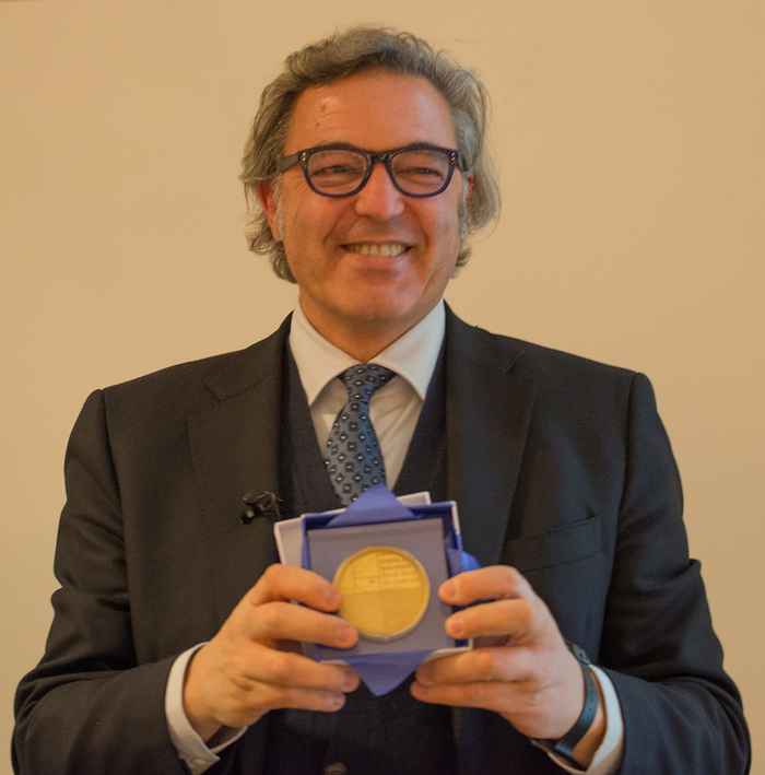 Antonio Santarelli met erepenning FGw