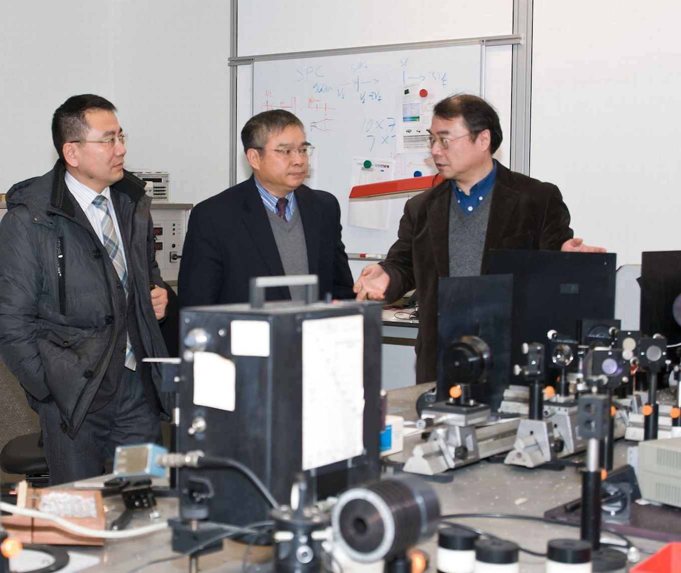 Prof. Jinhua Cao (center) visiting the HIMS laboratories. On the left Mr. Bo Quan from the Chinese embassy, on the right HIMS associate professor Dr. Hong Zhang.
