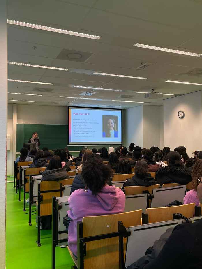 A lecture of chemist Mimi den Uijl about light at Girls' Day 2024