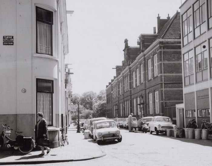 Een oudere foto van de Plantage Muidergracht, foto in zwart-wit, met oude auto's in de straat