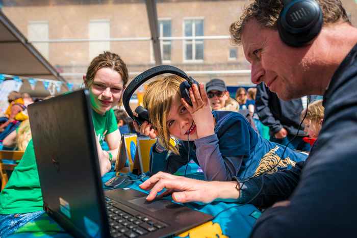 Kind luister naar muziek