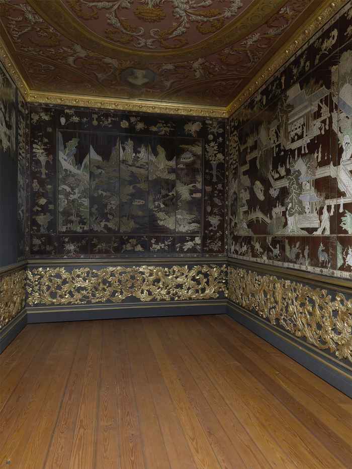 Een foto van een muur bedekt met versierde panelen