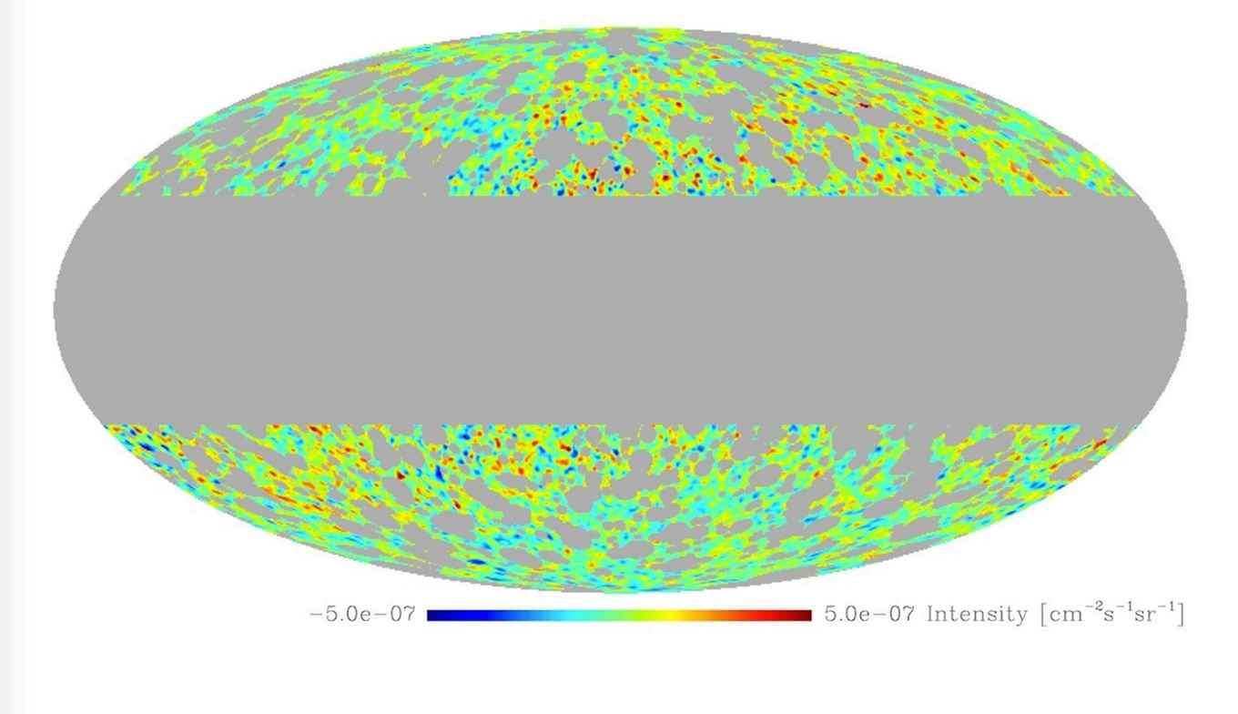 Variaties in de isotrope gamma-achtergrondstraling in het heelal, gebaseerd op meetgegevens van de Fermi Telescoop over een periode van 81 maanden. De gammastraling van onze eigen Melkweg is gemaskeerd.