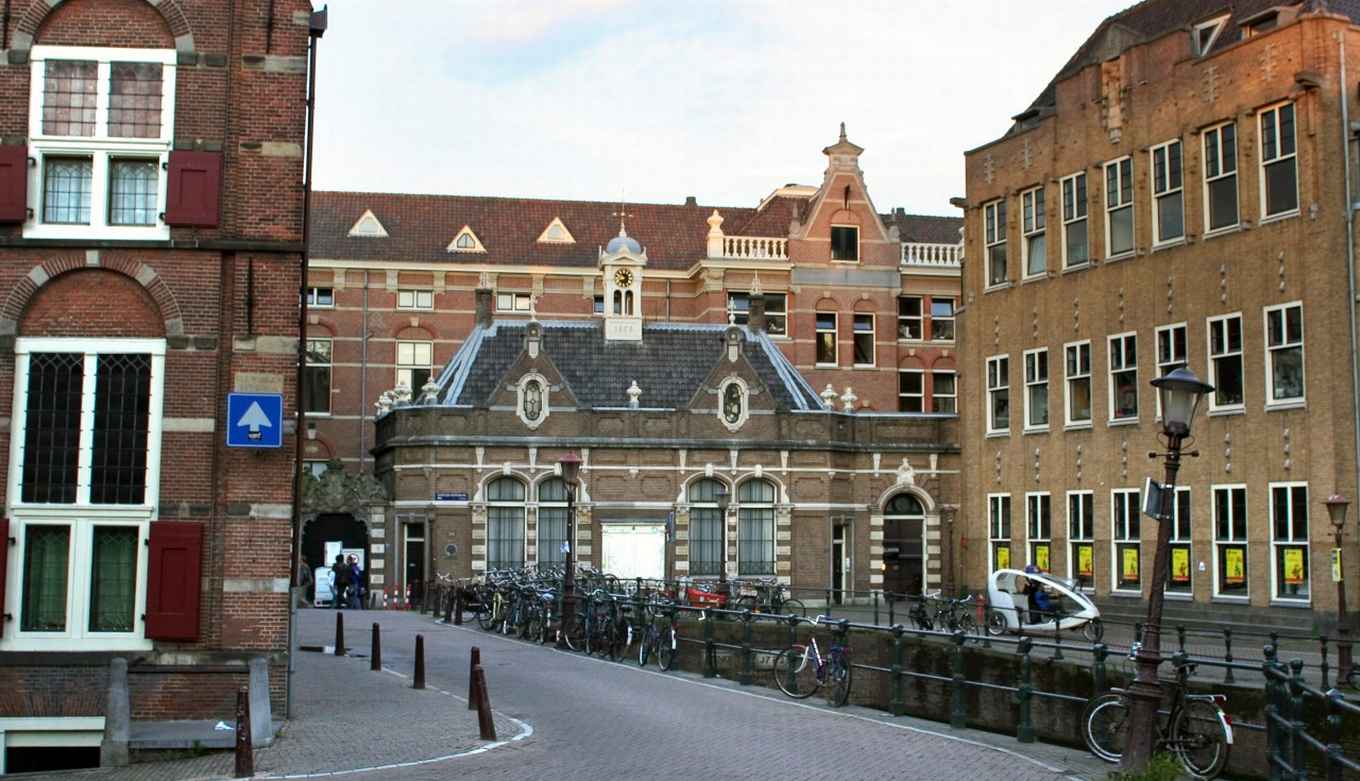 Grimburgwal, Binnengasthuisterrein, Academische Club