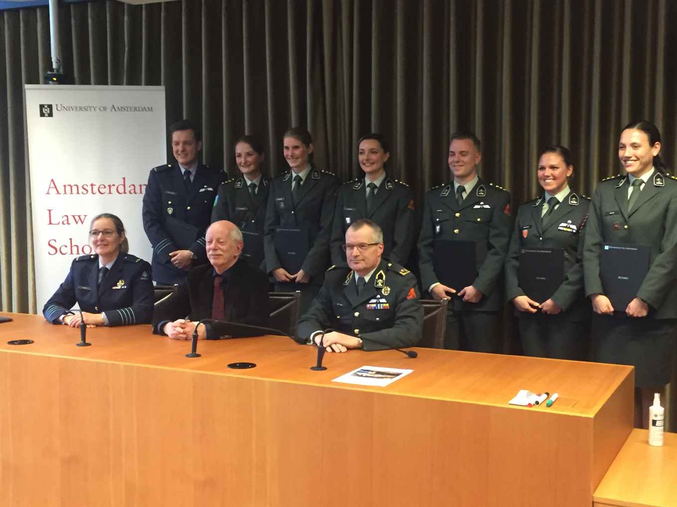 Bijzondere diploma uitreiking voor militaire juristen