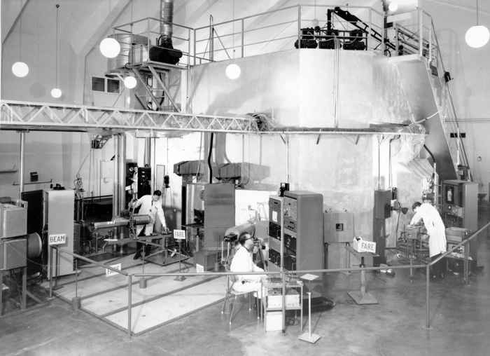 The JEEP-I nuclear reactor around 1951 (in Kjeller near Lillestrøm, Norway), which was established through Norwegian-Dutch cooperation. In the photo, four physicists are working on a reactor block. Photo: Norsk Teknisk Museum.