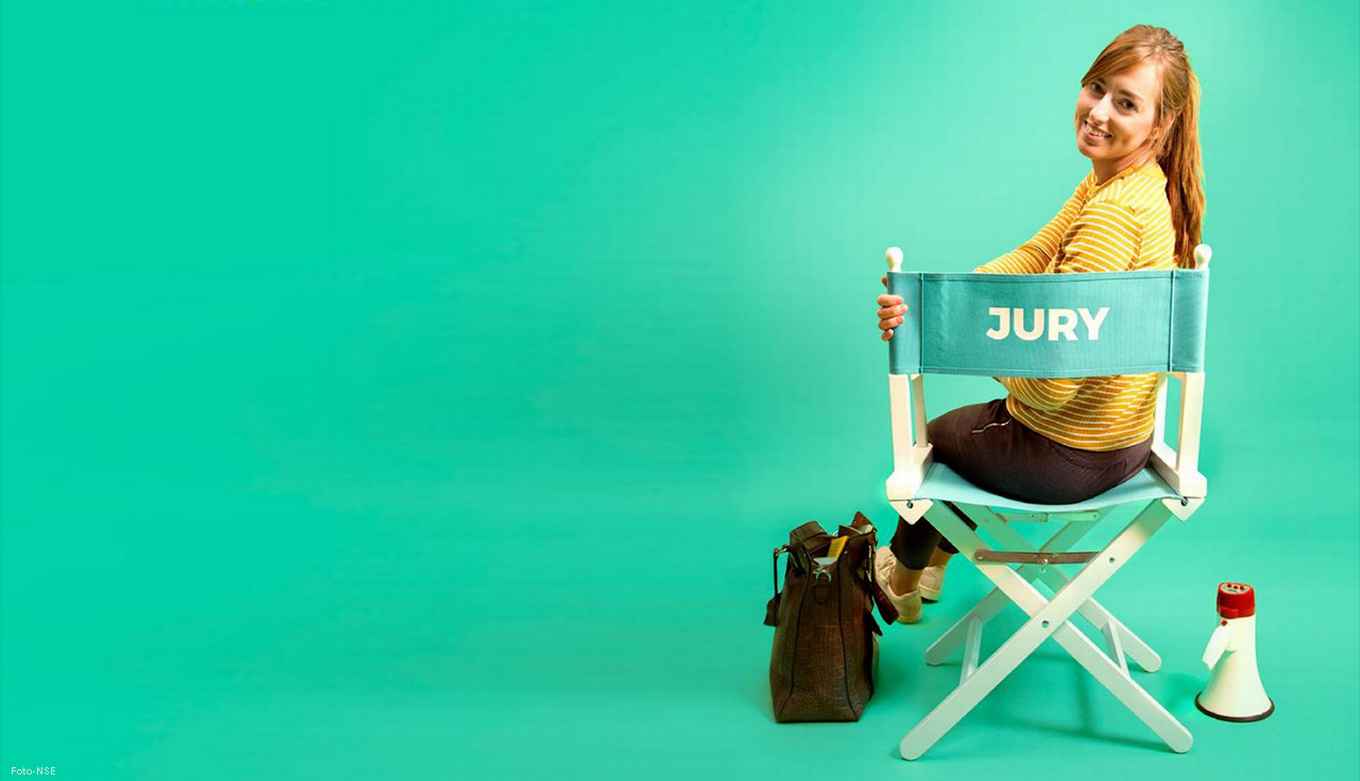 Jurerende student op stoel.