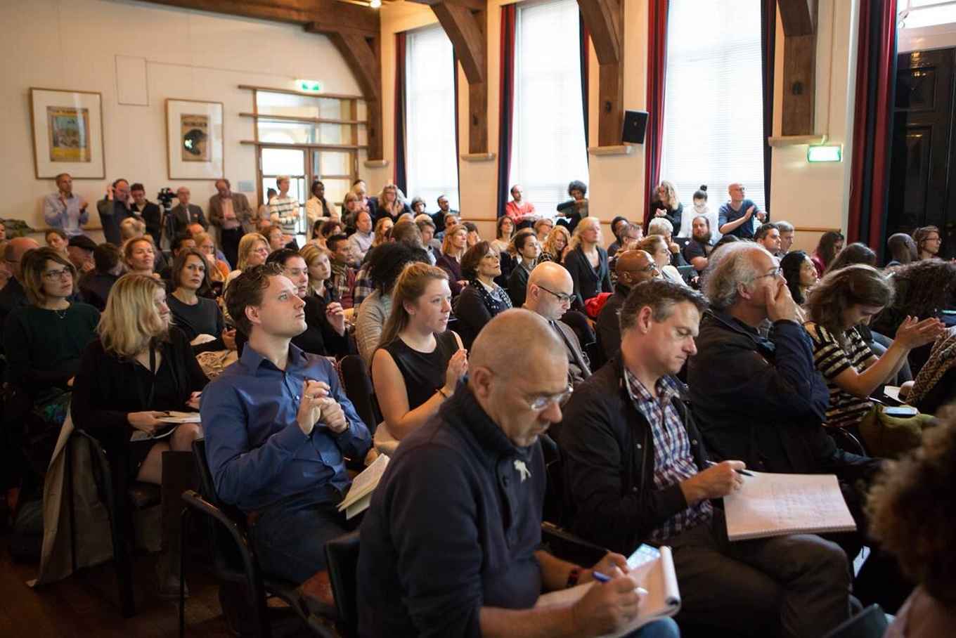 Volle Doelenzaal in de UB tijdens presentatie eindrapport commissie Diversiteit (foto: Suzanne Blanchard)