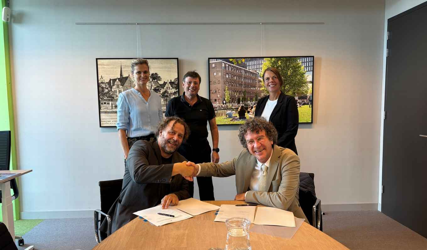 Doutje Lettinga, Marc Salomon, Christa Boer, Ger Baron en Peter-Paul Verbeek bij het tekenmoment.