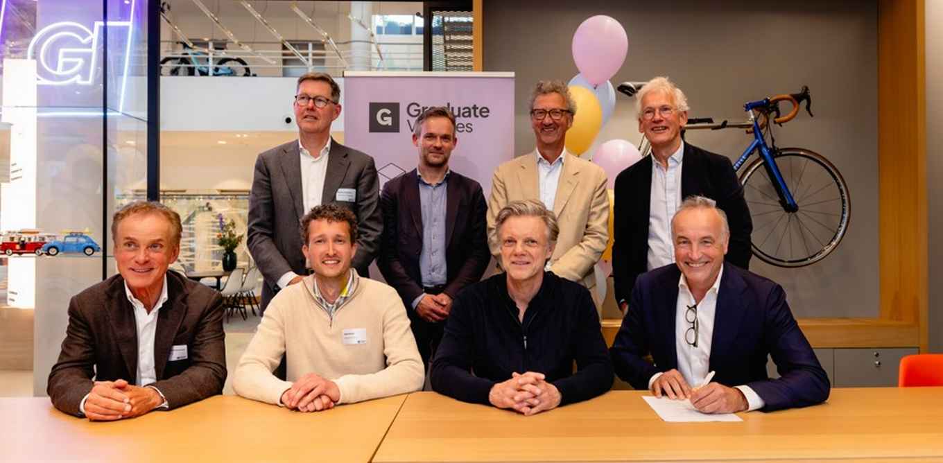 Samen met vertegenwoordigers van Amsterdam UMC en de Vrije Universiteit tekende vicevoorzitter Richard Goldstein namens de UvA de overeenkomst. (foto: Brian Lubking)