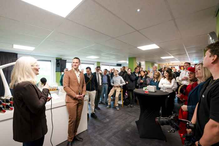 Decaan prof. Susan te Pas van de Faculteit der Natuurwetenschappen spreekt het publiek toe tijdens de opening van HoQ Amsterdam. Foto: Rebekka Mell.