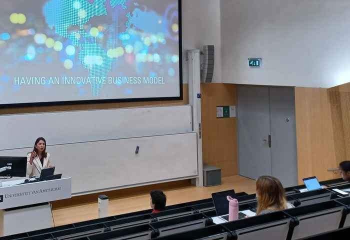 Olivia Gega in de collegezaal