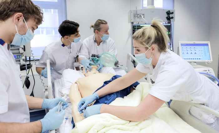 Geneeskunde studenten oefenen op pop