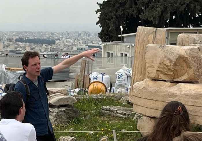 Mathieu de Bakker geeft college op de Akropolis in Athene (foto: Lukas van den Berge)'