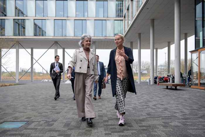 Werkbezoek-minister-Sigrid-Kaag-en-decaan-Karen-Maex