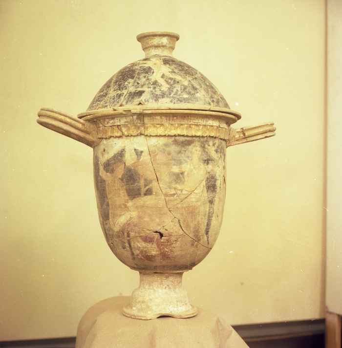 Foto’s van de Centuripe pyxis (voor restauratie) aangetroffen op een negatiefrol in Centuripe uit 1976. Het decoratieve element bovenop het deksel op de rechterfoto is in 1997 niet in het bezit gekomen van het Allard Pierson. Het is niet bekend waar dit zich nu bevindt. Foto’s met toestemming van: Associazione SiciliAntica, Centuripe - Archivio Pino Catania.