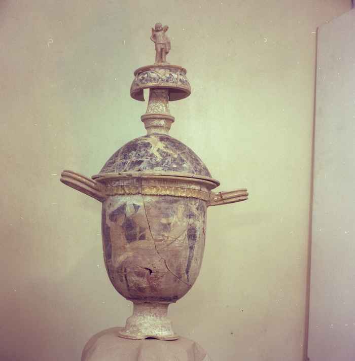 Foto’s van de Centuripe pyxis (voor restauratie) aangetroffen op een negatiefrol in Centuripe uit 1976. Het decoratieve element bovenop het deksel op de rechterfoto is in 1997 niet in het bezit gekomen van het Allard Pierson. Het is niet bekend waar dit zich nu bevindt. Foto’s met toestemming van: Associazione SiciliAntica, Centuripe - Archivio Pino Catania.